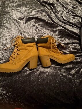 Women’s Tan Lace-Up Heeled Ankle Boots